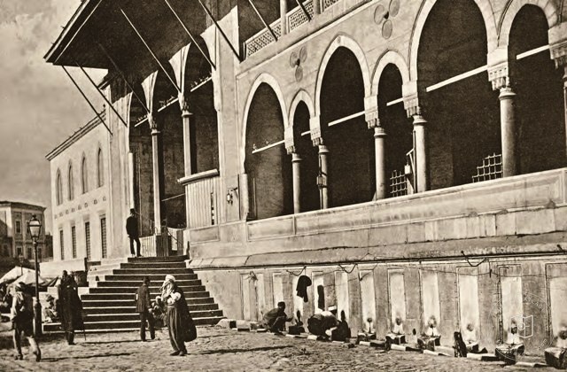 Worshippers performing ablutions outside Yeni Valide Mosque in the early twentieth century