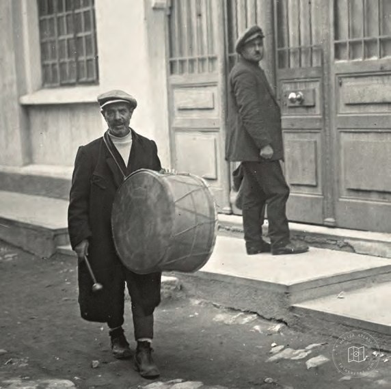 A Ramadan drummer
