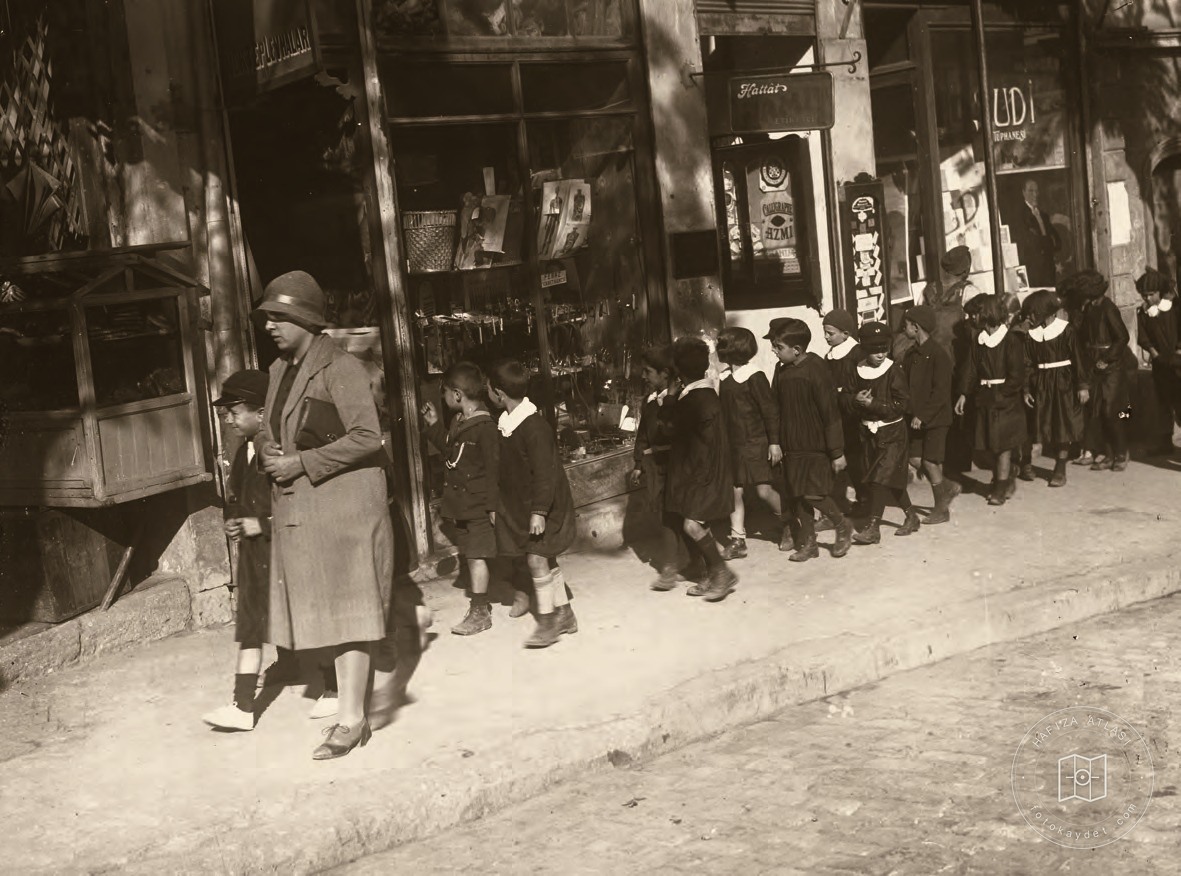 Eminönü'nde ilkokul öğrencilerinin yürüyüşü