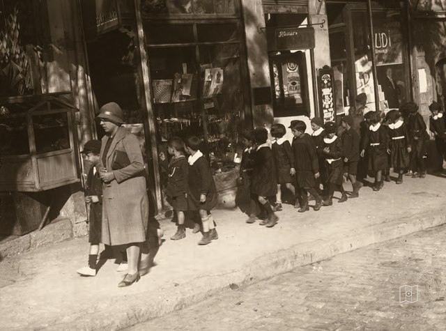 Primary school pupils marching in Eminönü