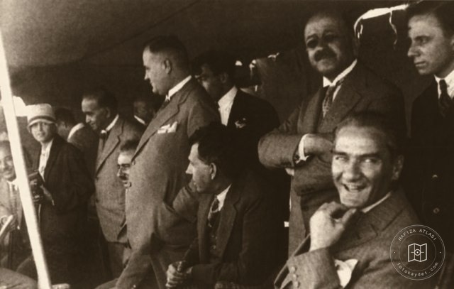 Atatürk aboard the Söğütlü yacht during his first visit to Istanbul