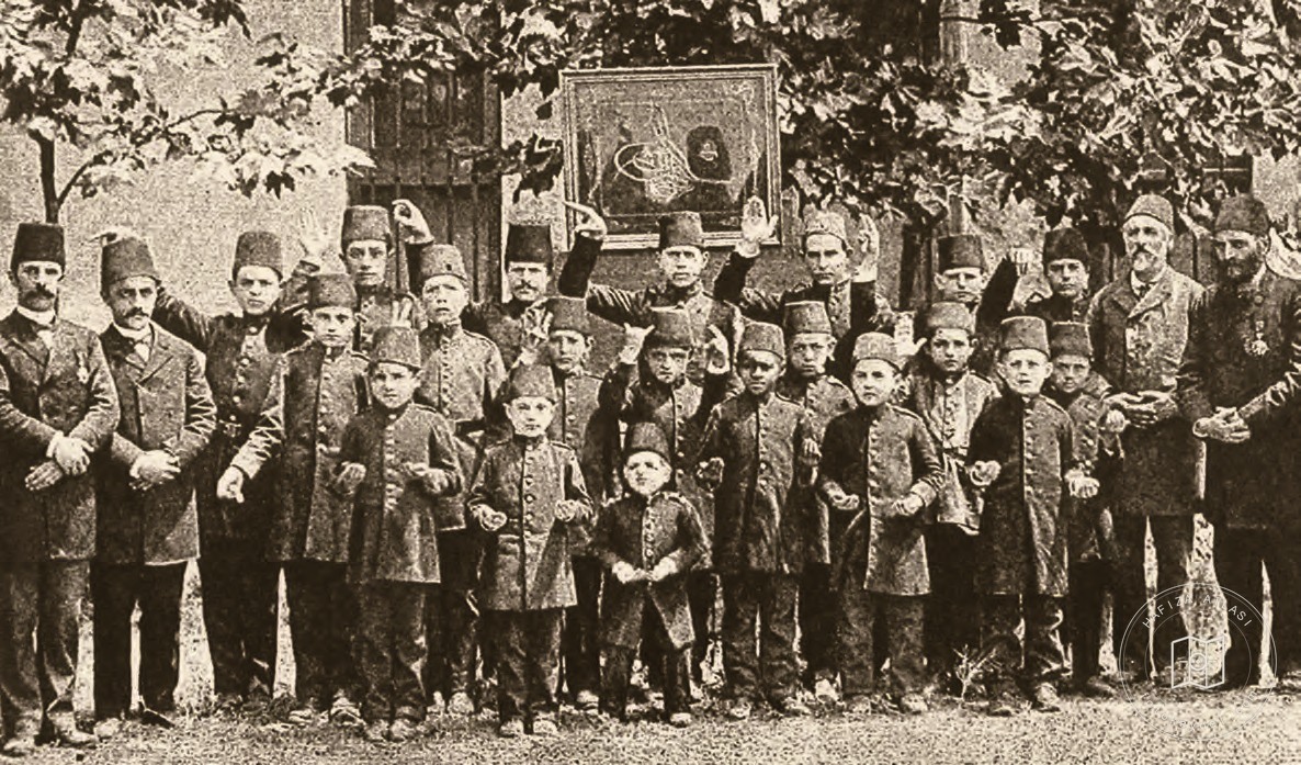 Dilsizler Mektebi öğretmen ve öğrencileri
