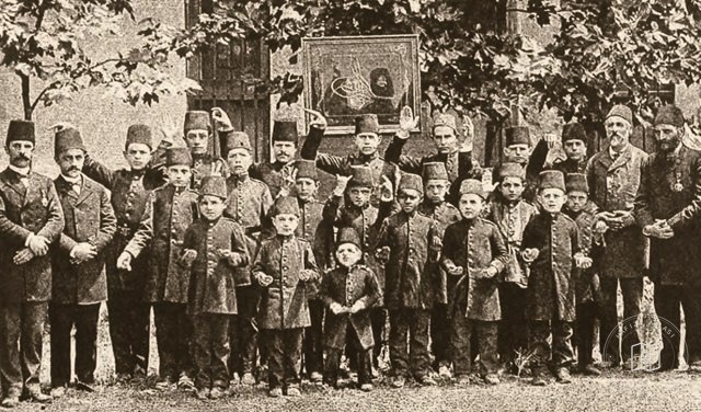 Dilsizler Mektebi öğretmen ve öğrencileri