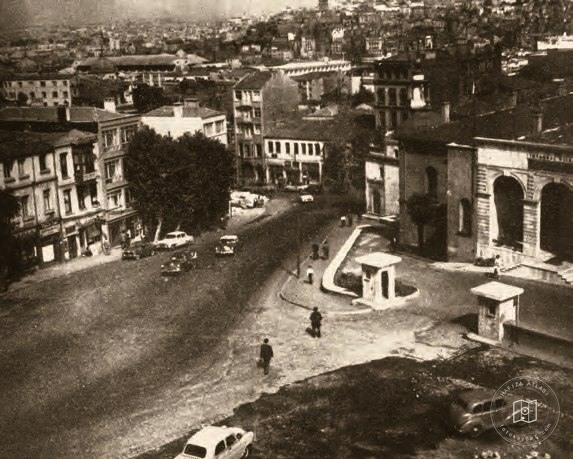 Expansion of the square outside the Governor's Office