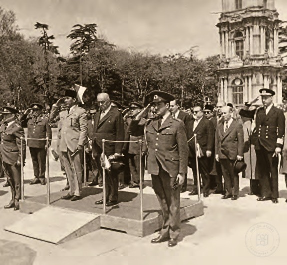 Sukarno and Celal Bayar reviewing the guard of honor at Dolmabahçe Palace in 1959