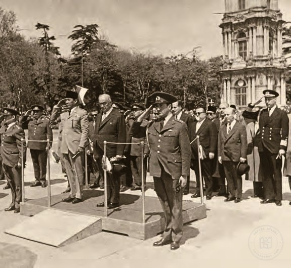 Sukarno and Celal Bayar reviewing the guard of honor at Dolmabahçe Palace in 1959
