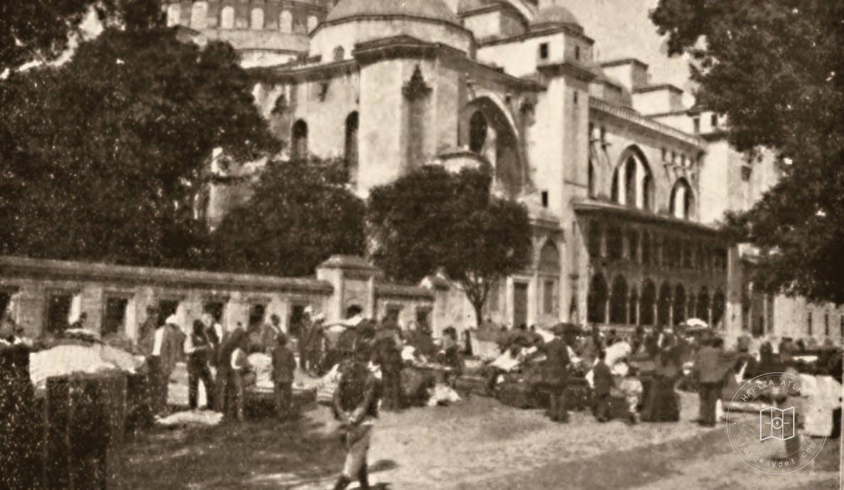Yangından canlarını ve eşyalarını kurtarmayı başaran felaketzedeler Süleymaniye Camii’nin avlusunda.