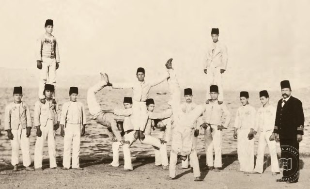 Öğrencilerin jimnastik çalışması