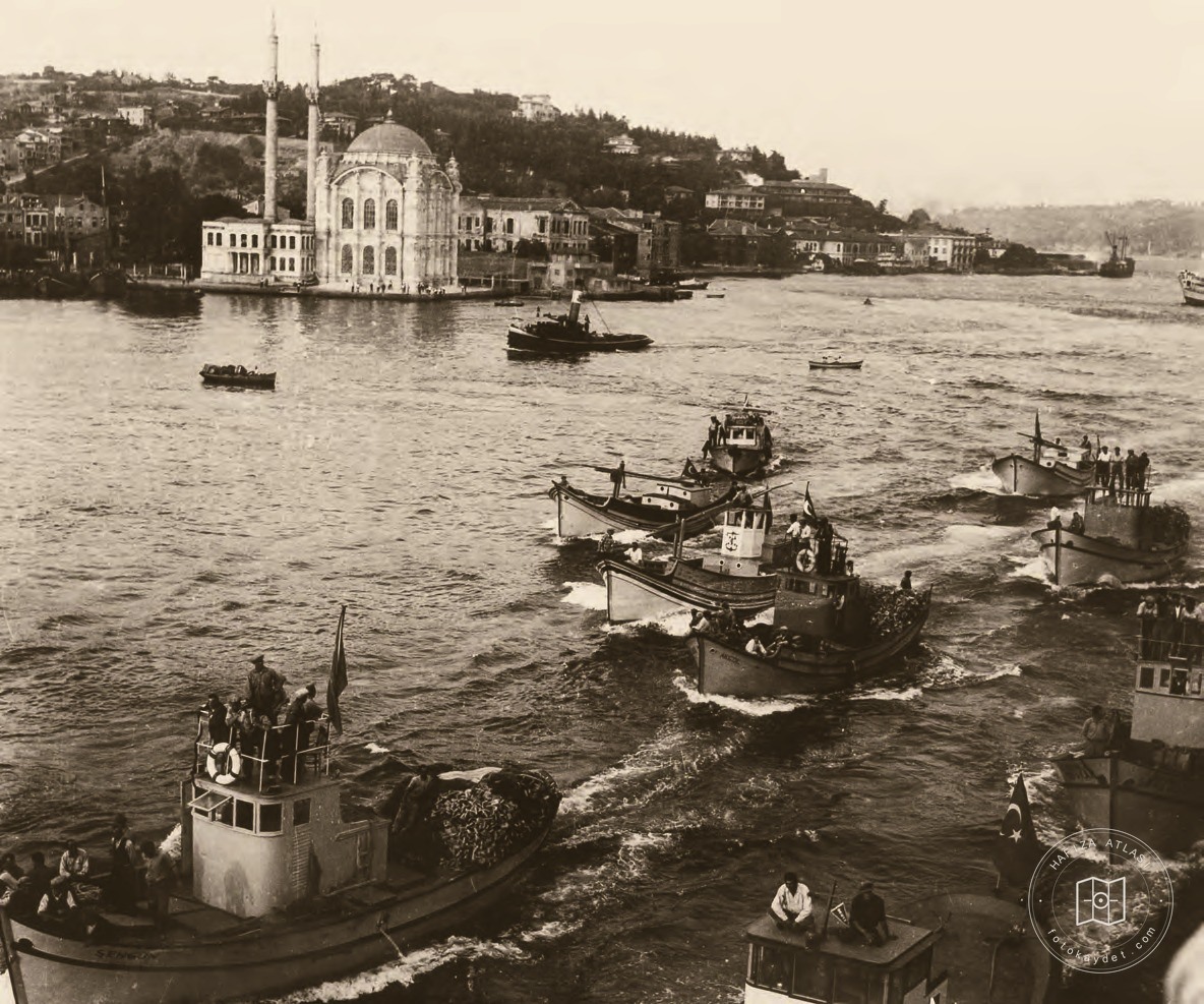 Ortaköy önlerinde balıkçı kayıkları