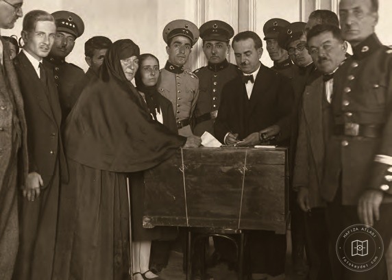 Ballot boxes and voting in Istanbul