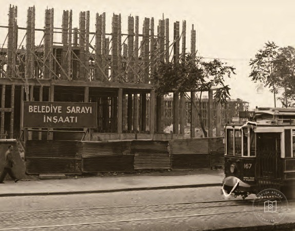 İstanbul Belediye Saray inşaatı ve önünden geçen tramvay
