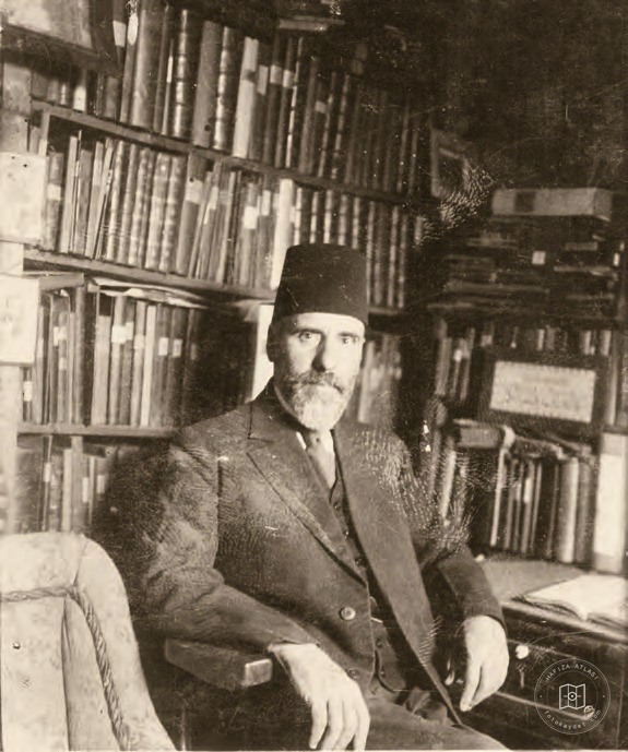 Tahirü'l-Mevlevî in his library