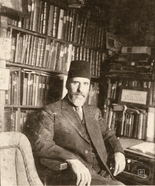 Tahirü'l-Mevlevî in his library