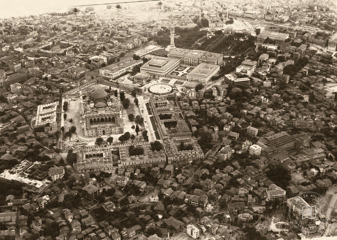 Süleymaniye Camii'nin hasarlı minaresi