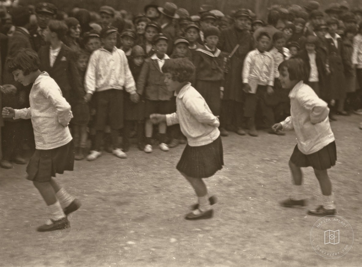 İlkokul öğrencilerinin gösterisi