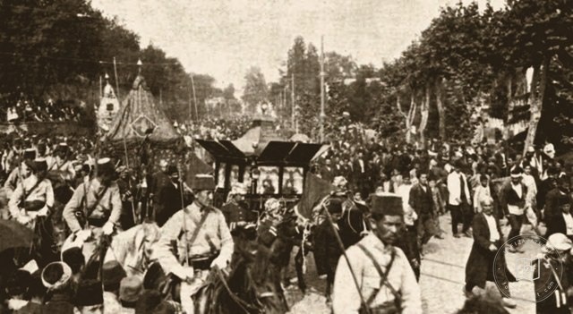 The Surre procession leaving Dolmabahçe Palace for Kabataş Pier on its pilgrimage journey