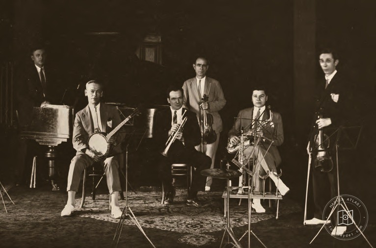 Istanbul Radio performers