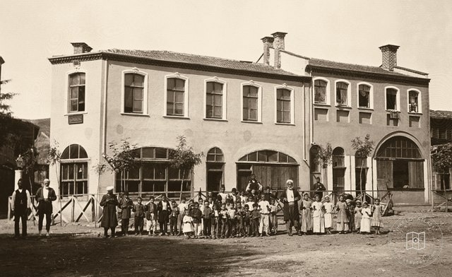 Teachers and students of a primary school in Kâğıthane