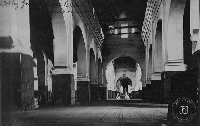 Fes — Karaviyyin Camii’nin namaz salonu