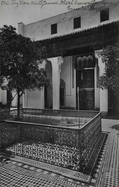 Fes — Dâr Ould Camaî Sarayı ya da Hotel Transatlantique’de harem avlusu