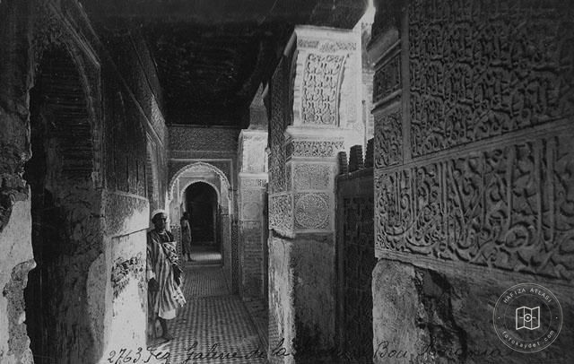 Fes — Bû İnâniyye Medresesi’nin iç galerisi