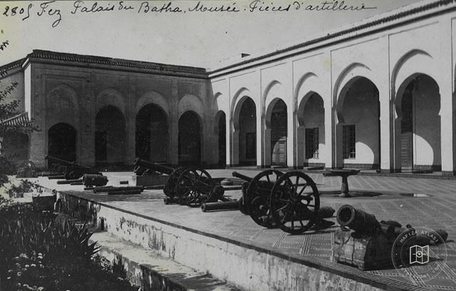Fes — Batha Sarayı Müzesi’nde revak ve toplar