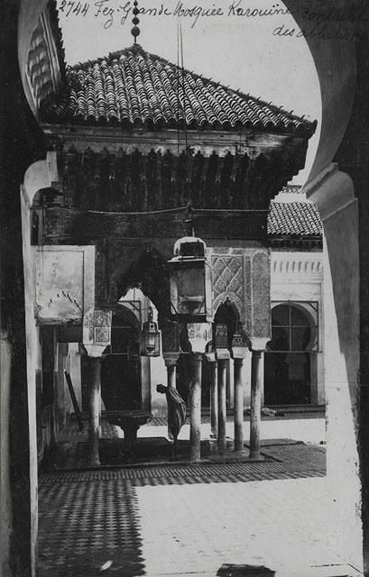 Fes — Karaviyyin Camii’nde avlu ve abdest çeşmesi