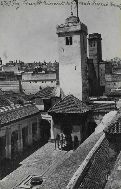 Fes — Karaviyyin Camii’nin minaresi ve avlusu