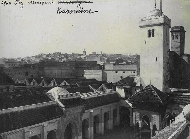 Fes — Karaviyyin Camii avlusundan minareye bakış