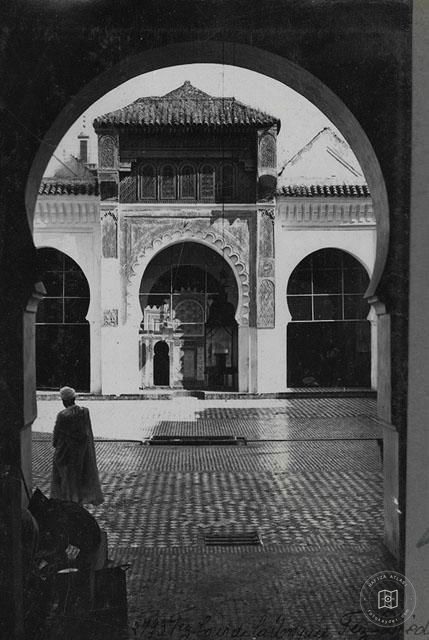 Fes — Cedid Camii’nin avlusu