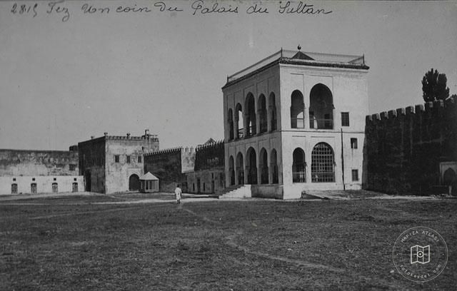 Fes — Sultan Sarayı avlusunda bir köşk