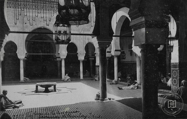 Fes — Mevlây İdrîs Zâviyesi’nin avlusu