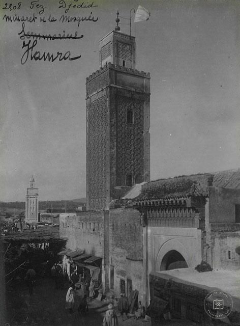 Fes — Fes el-Cedid’de Hamra Camii’nin minaresi