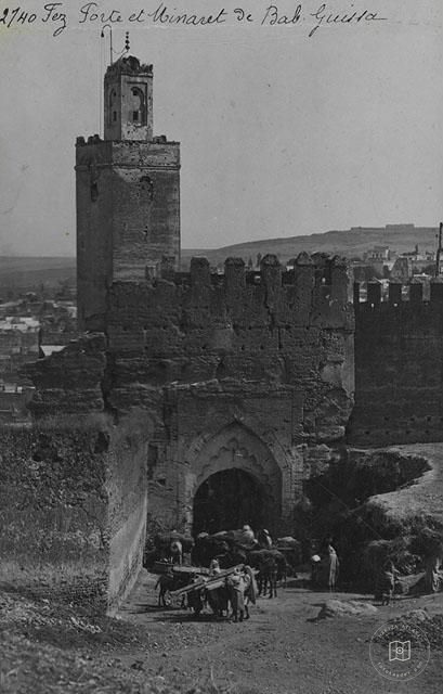 Fes — Bab Gissa Kapısı ve minaresi