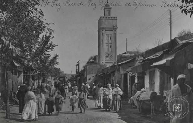 Fes — Fes el-Cedid’de Beyda Camii minareli sokak
