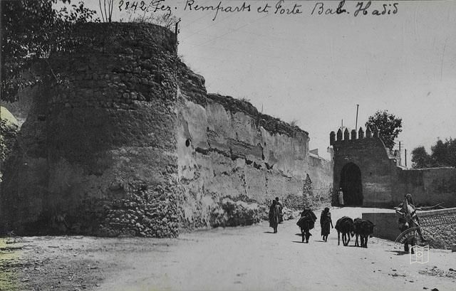 Fes — Bab Hadid Kapısı ve surlar
