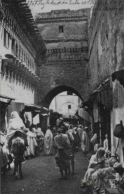 Fes — Bû İnâniyye Medresesi saati ve Tala Çarşısı