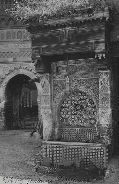 Fes — Neccârîn çeşmesi ve fundukun taçkapısı