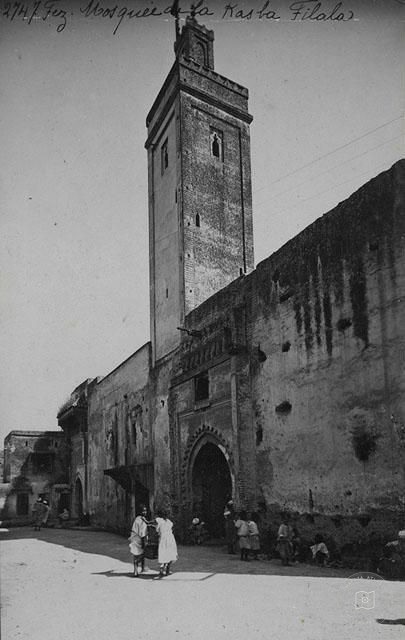Fes — Filâle Kasbahı Camii’nin taçkapısı ve minaresi