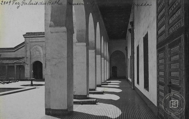 Fes — Batha Sarayı Müzesi avlusunda revak
