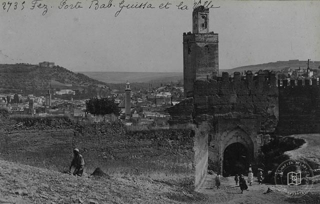 Fes — Bab Gissa Kapısı ve ardındaki şehir