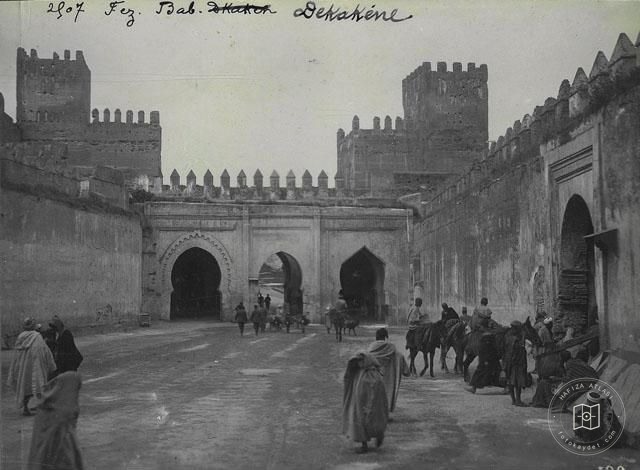 Fes — Surların içinden Bab Dekakene