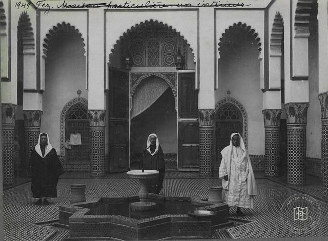Fes — Özel bir konutta çeşmeli avlu