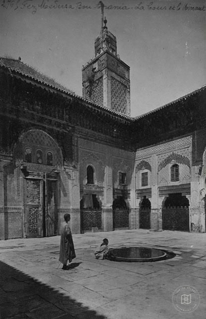 Fes — Bû İnâniyye Medresesi’nin avlusu ve minaresi