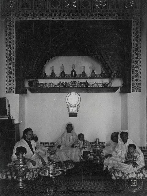 Fes — Özel bir konutta çay ikramı yapılan oturma odası