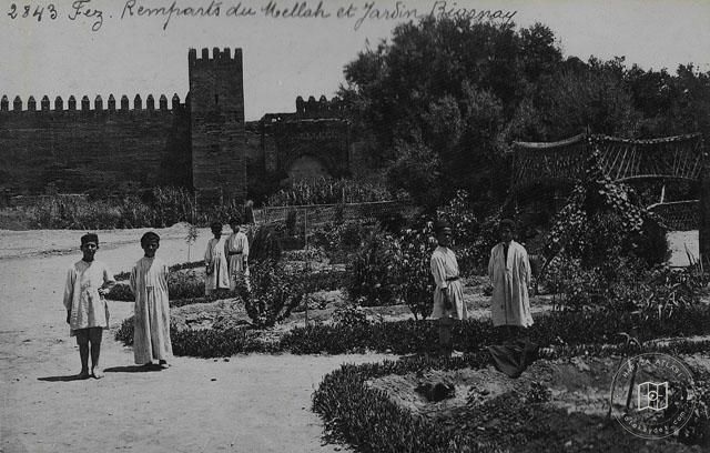 Fes — Mellah mahallesinde Biarnay Bahçesi ve surlar