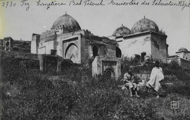 Fes — Bab el-Fetuh Mezarlığı’nda Seb’at Rical türbeleri