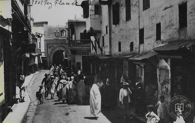 Fes — Mellah mahallesinde ana cadde ve meydan