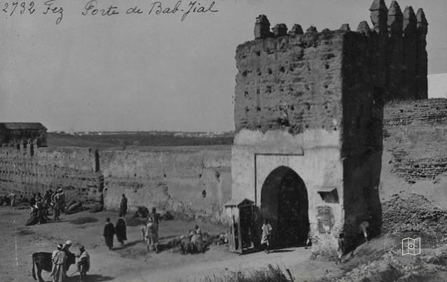 Fes — Surların içinden Bab Jial Kapısı