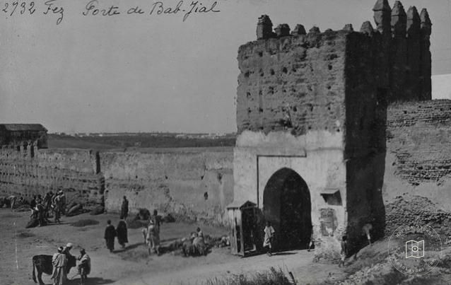 Fes — Surların içinden Bab Jial Kapısı